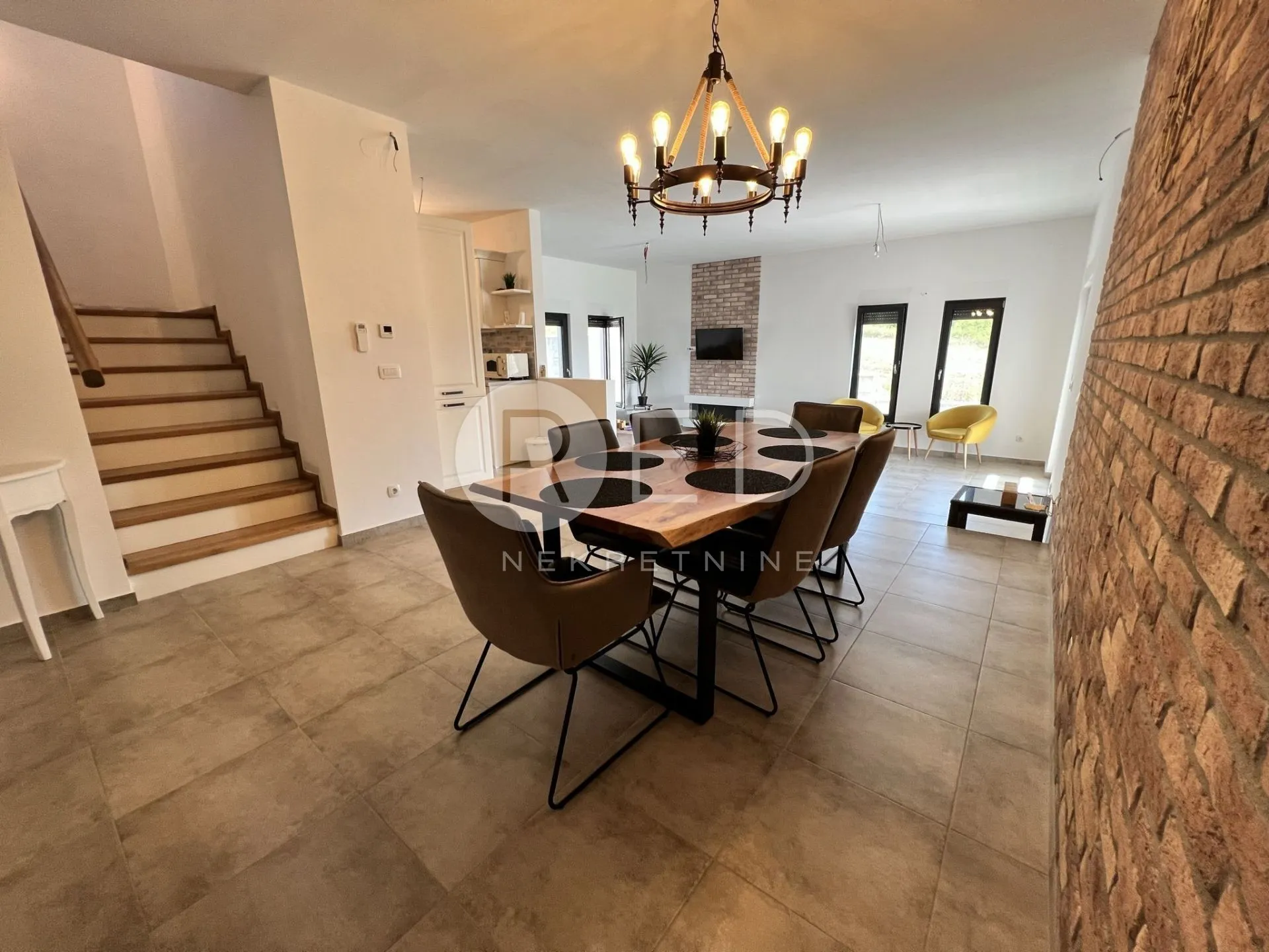 PRODAJA LUKSUZNA KUĆA ZBJEGOVAČA - cover