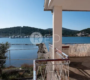 UGLJAN KUĆA S PROJEKTOM PRVI RED DO MORA UZ MARINU - cover