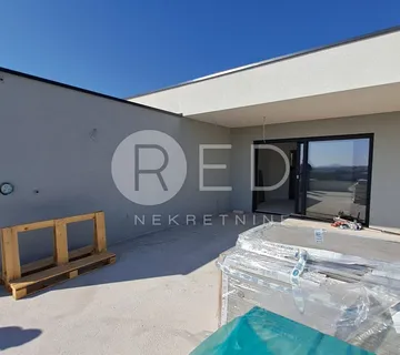 VODICE DVOETAŽNI STAN 99,57m2 USELJIV 6.MJ
