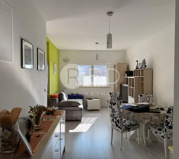 DVOSOBAN STAN S TERASOM I POGLEDOM NA MORE - PAKOŠTANE - cover