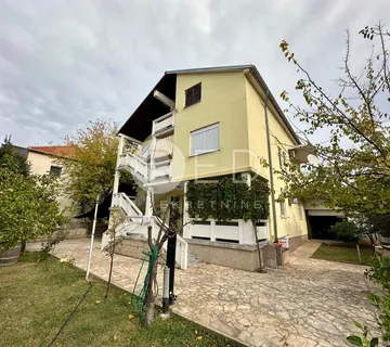 Kuća S Tri Stambene Jedinice I Poslovnim Prostorom Na Bilom Brigu, Zadar