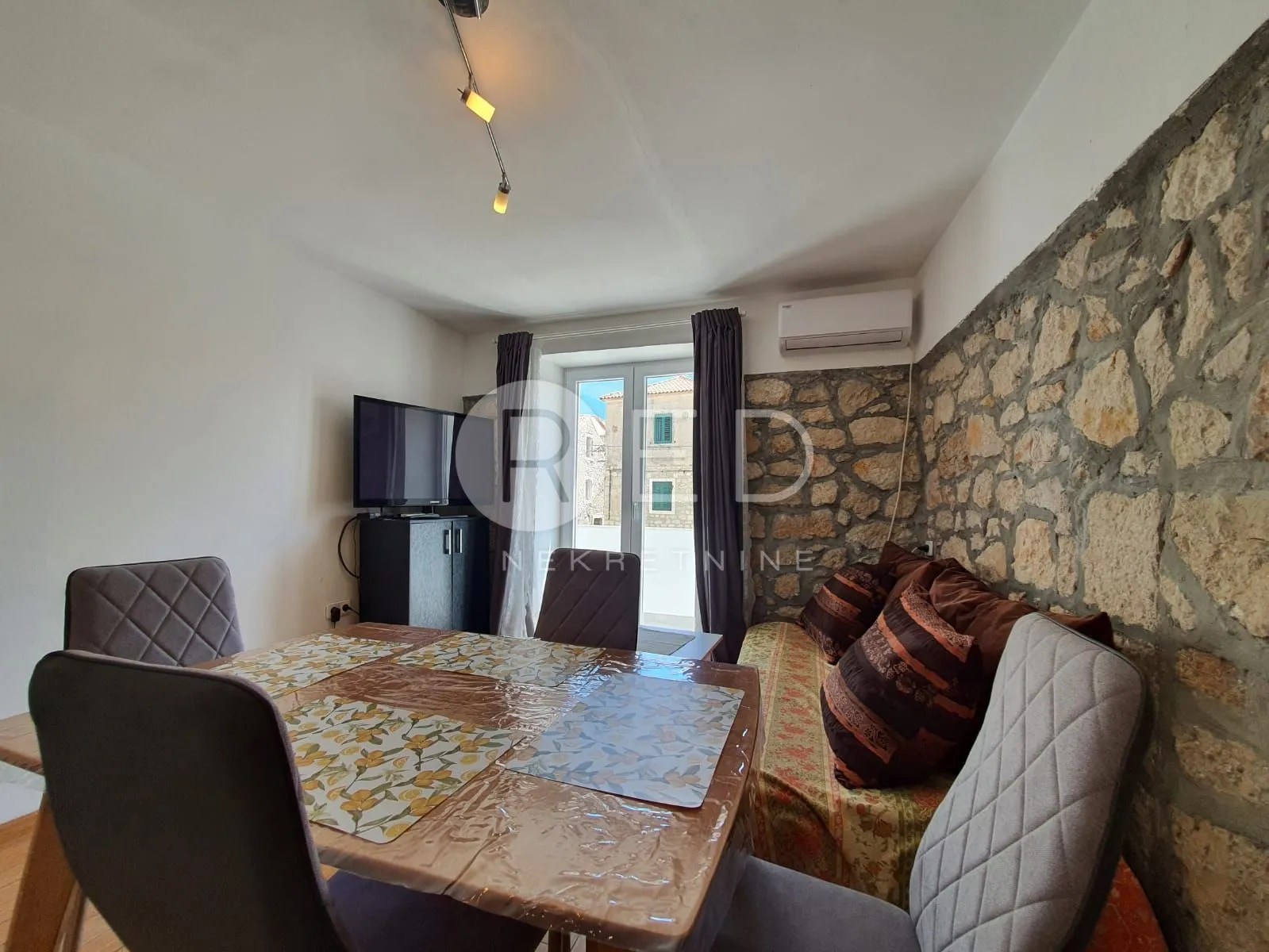 VINJERAC KUĆA S APARTMANIMA-BLIZINA MORA - cover