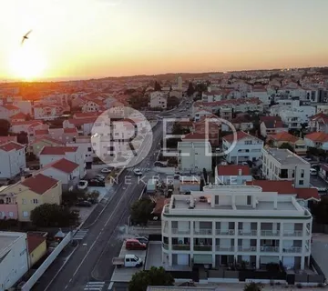 TROSOBAN STAN S KROVNOM TERASOM I POGLEDOM NA GRAD - cover