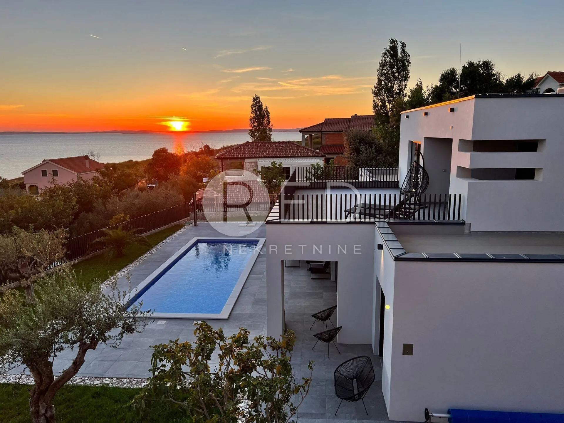 RTINA LUKSUZNA VILA S BAZENOM - cover