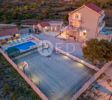 KUĆA SA ODMOR S BAZENOM I SVOJIM IGRALIŠTEM - cover