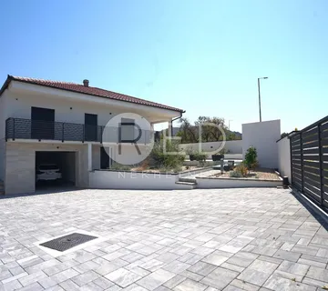 JAGODNJA DONJA/POLAČA - NOVA MODERNA KUĆA S BAZENOM, GARAŽOM I PANORAMSKIM POGLEDOM - cover