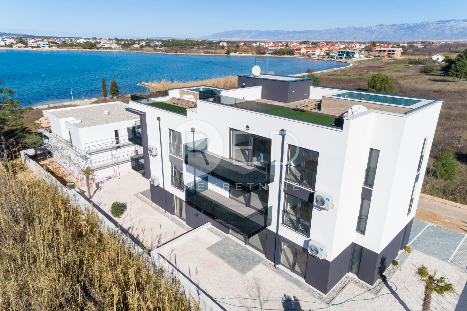 PENTHOUSE S KROVNOM TERASOM I BAZENOM 50M OD MORA! - cover