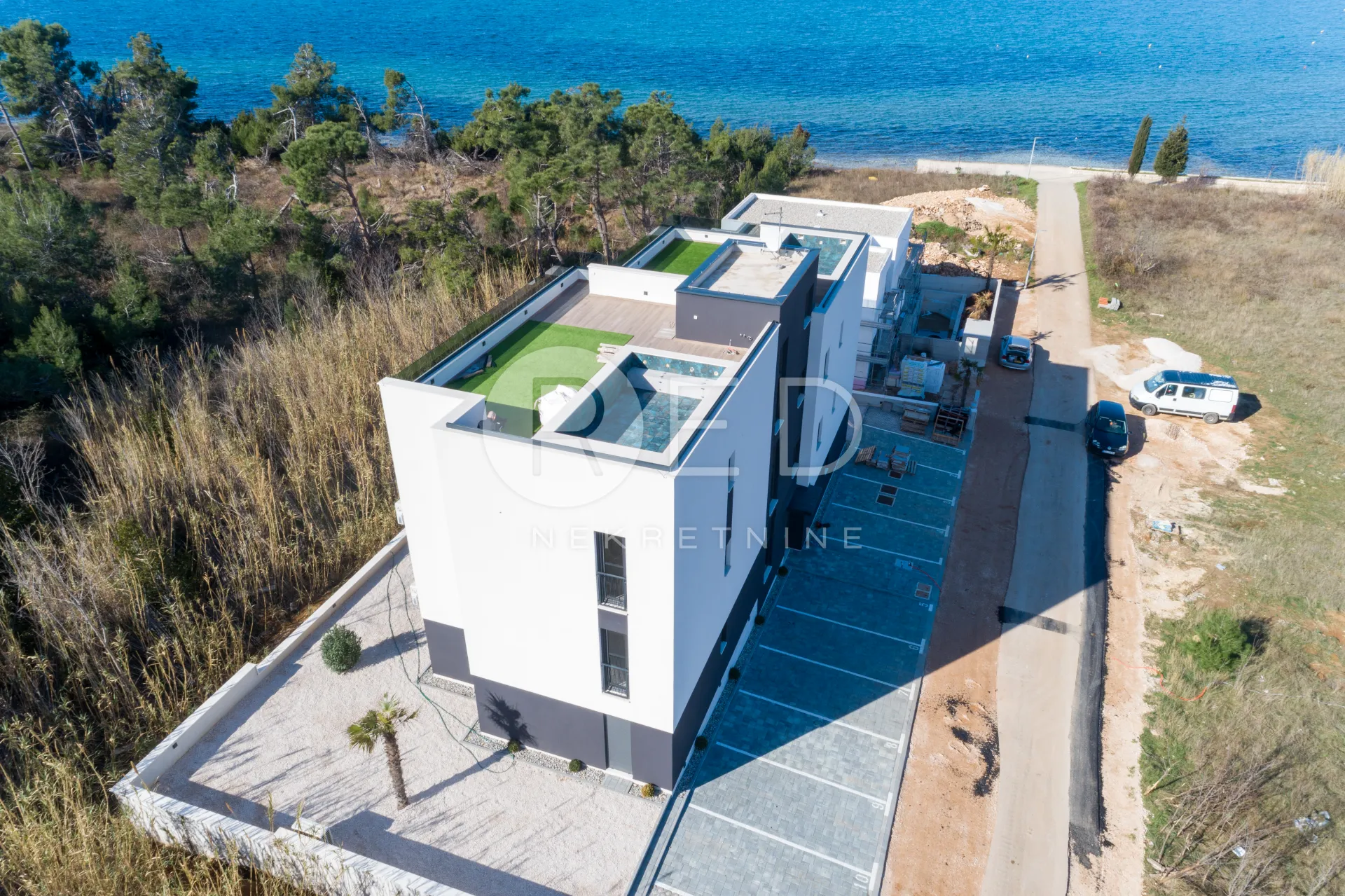 PENTHOUSE S KROVNOM TERASOM I BAZENOM 50M OD MORA! - cover