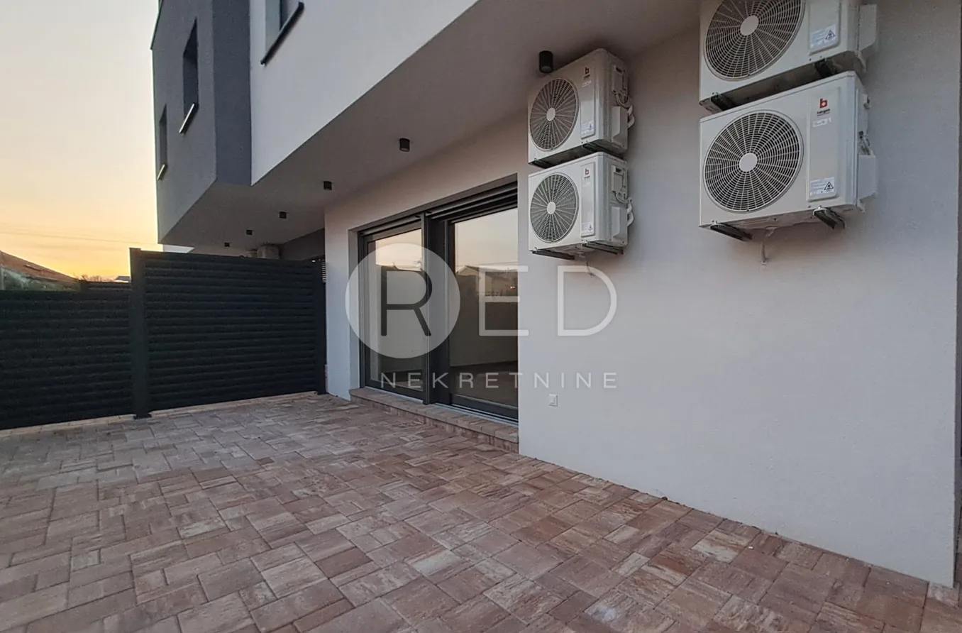 VODICE DVOETAŽNI STAN 115m2 BLIZU PLAŽE - cover