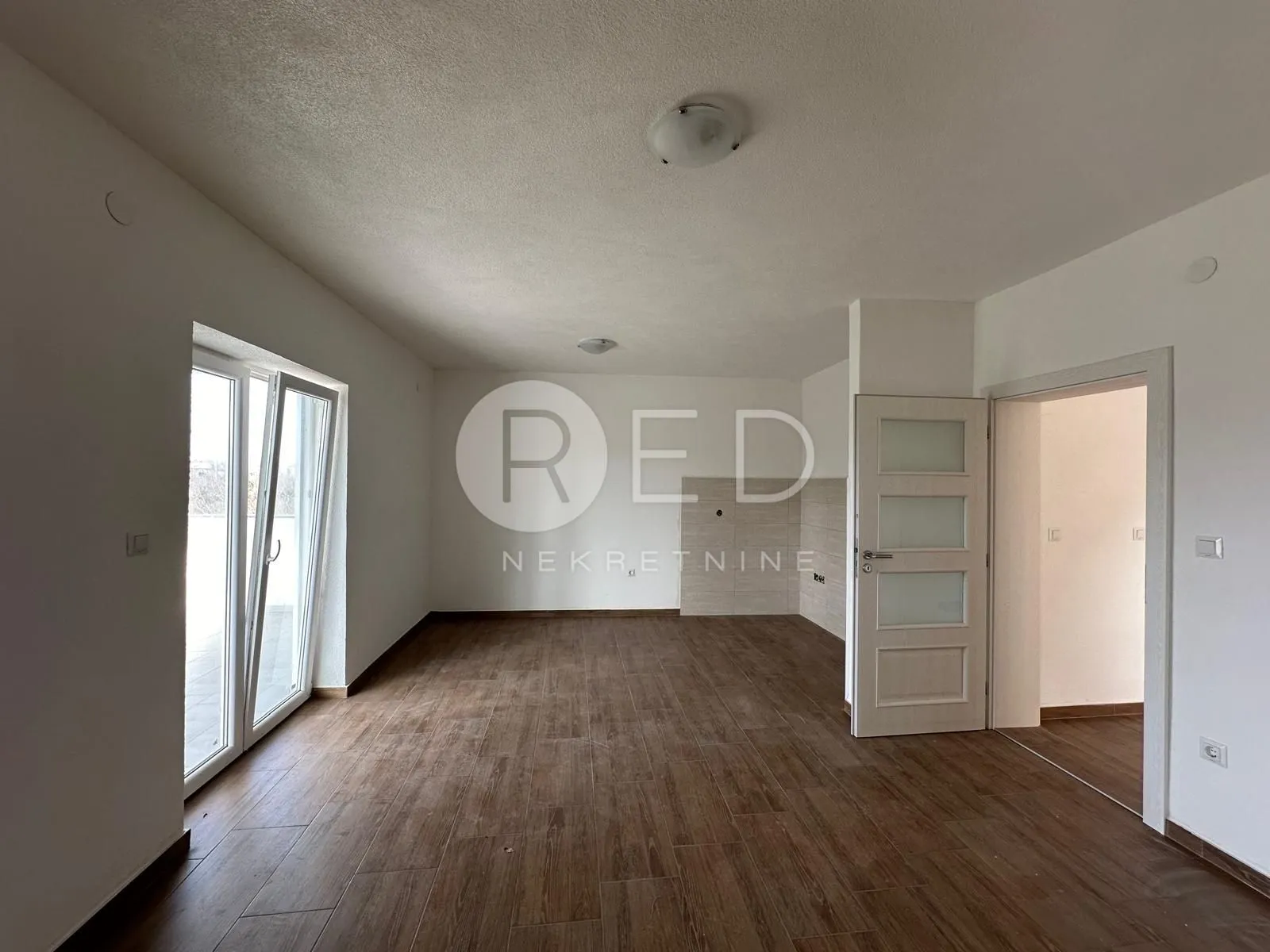 NOVOIZGRAĐENA KUĆA U SMILČIĆU - cover