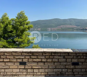 APARTMANSKA KUĆA PRVI RED DO MORA - DONJI KARIN - cover