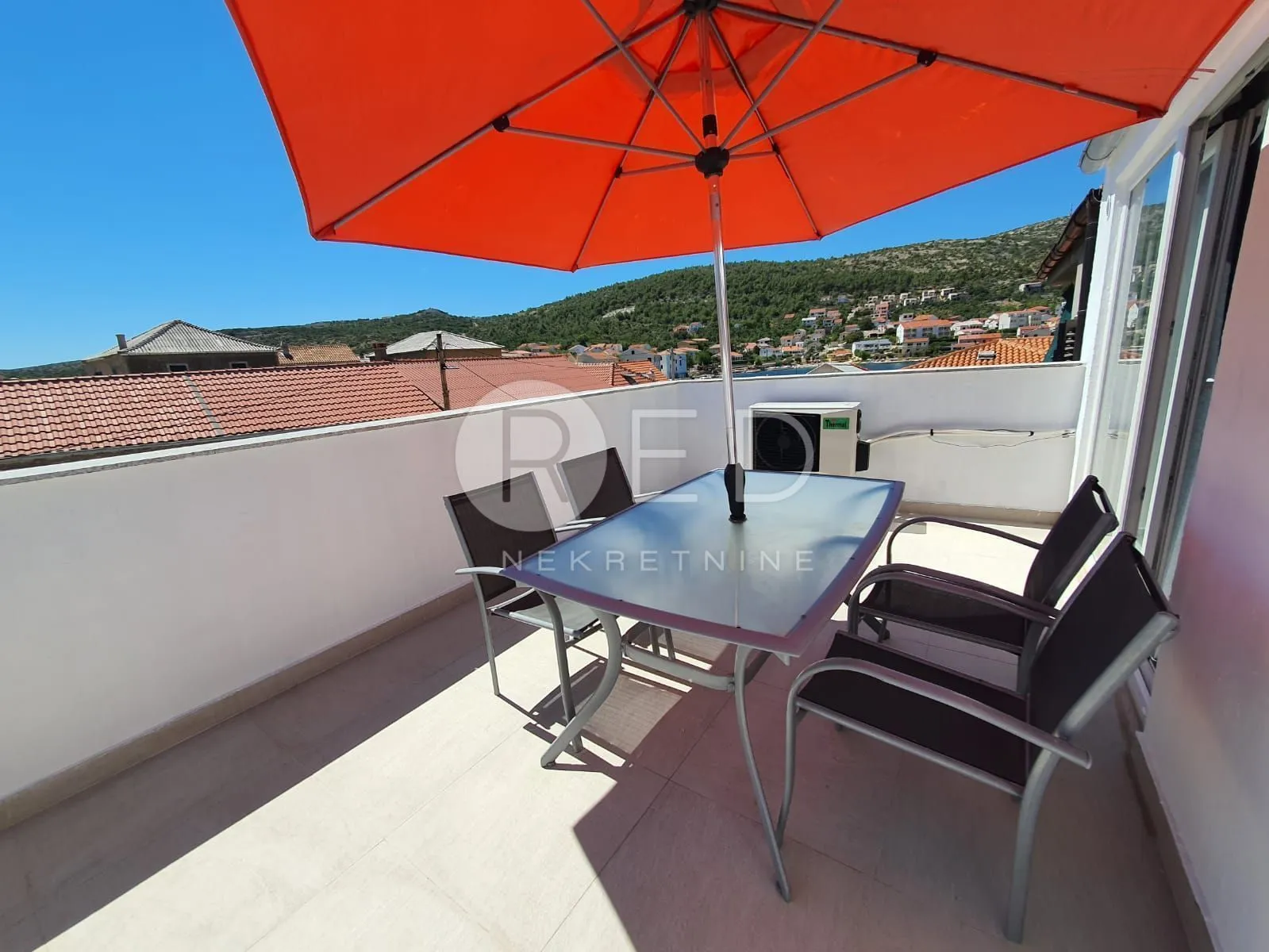 VINJERAC KUĆA S APARTMANIMA-BLIZINA MORA - cover