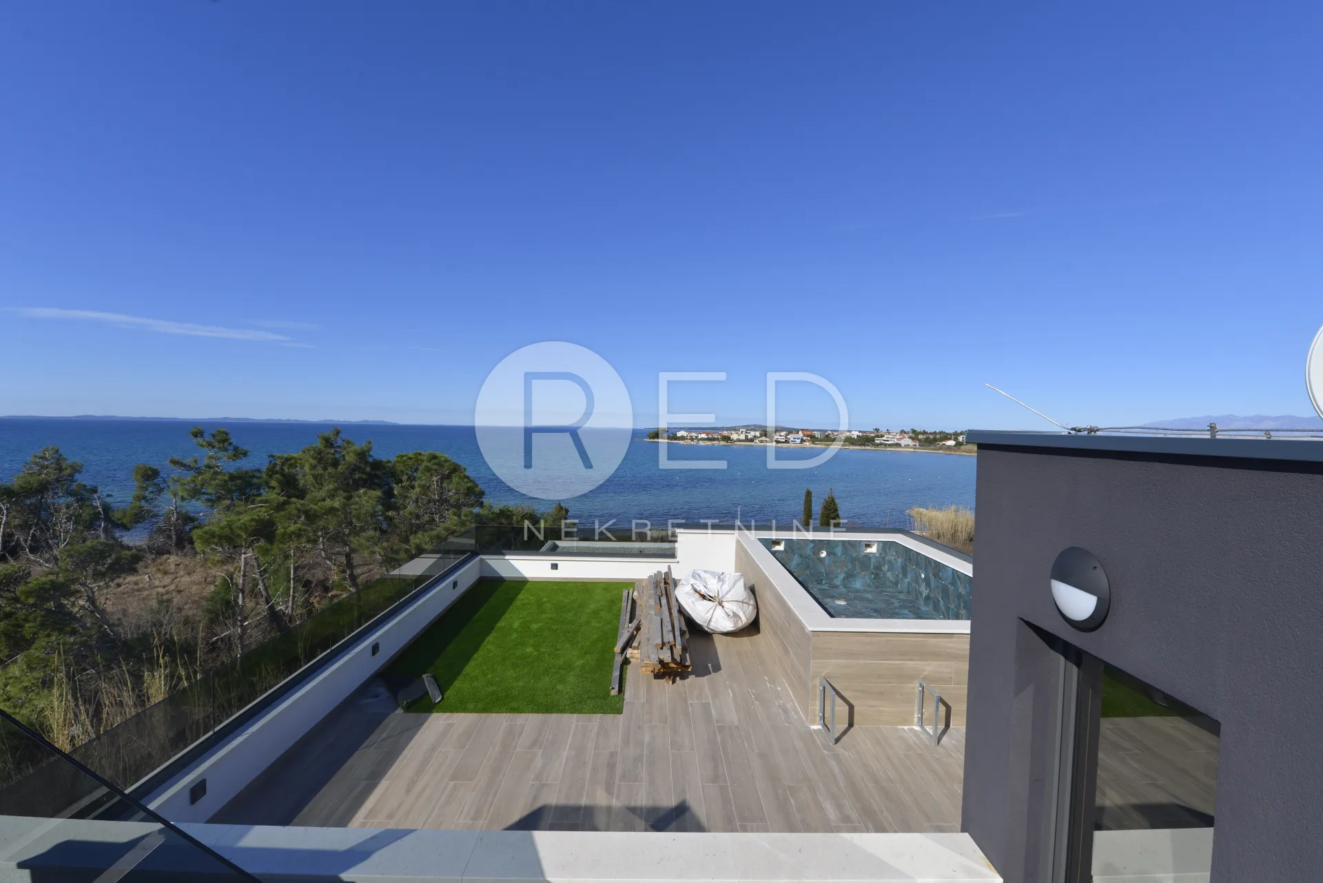 PENTHOUSE S KROVNOM TERASOM I BAZENOM 50M OD MORA! - cover