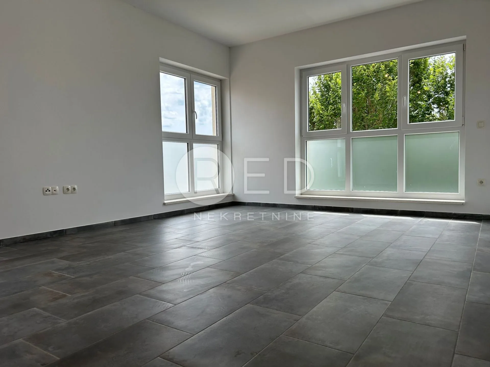 APARTMAN U BLIZINI MORA NA PRODAJU NA KATU - PRIVLAKA - cover