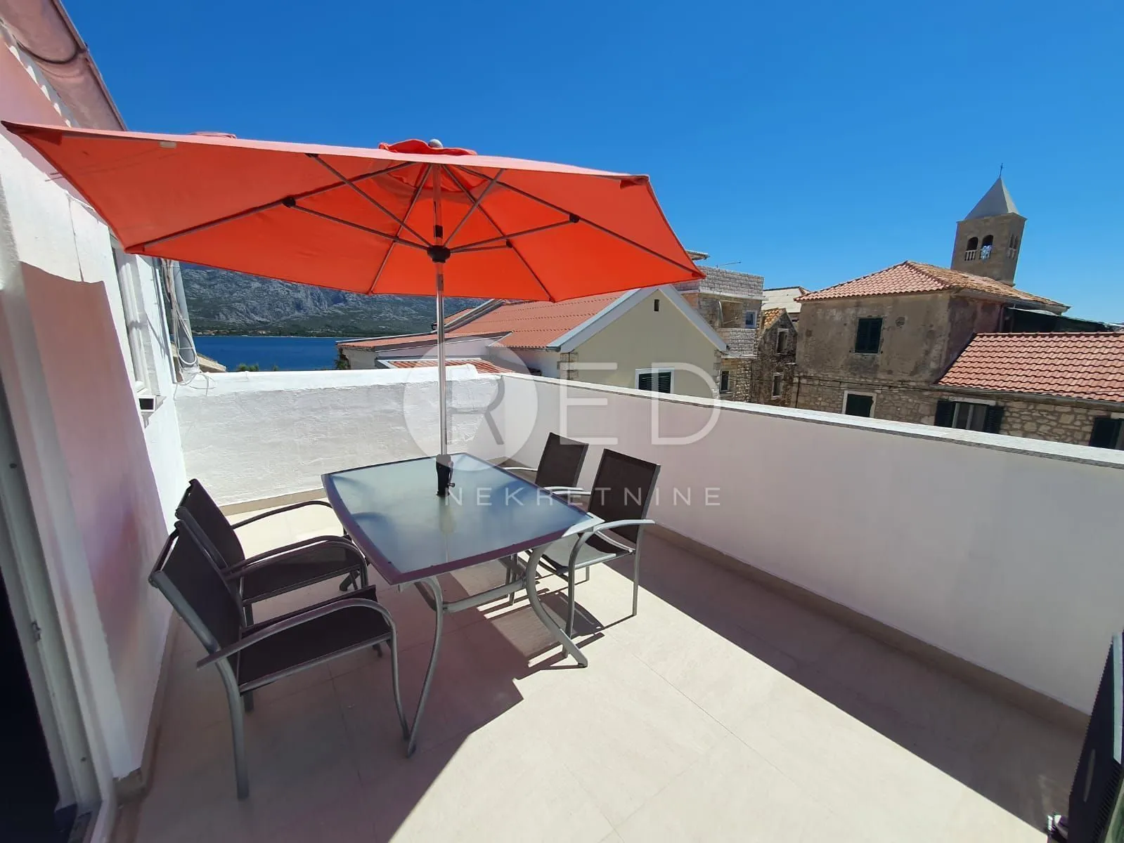 VINJERAC KUĆA S APARTMANIMA-BLIZINA MORA - cover