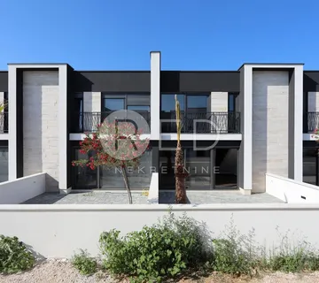 MODERNA KUĆA U NIZU S1 - POTPUNO OPREMLJENA, IDEALNA ZA ŽIVOT ILI ODMOR U PRIVLACI - cover