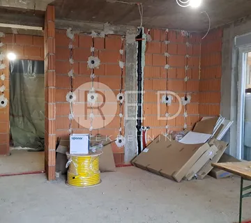 SL.BROD STAN PRIZEMLJE+VRT 79,5m2 KOLONIJA - cover