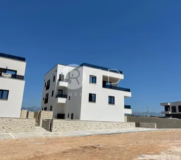 LUKSUZAN STAN S BAZENOM I PROSTRANIM VRTOM 300 M OD MORA, POVLJANA, PAG - cover