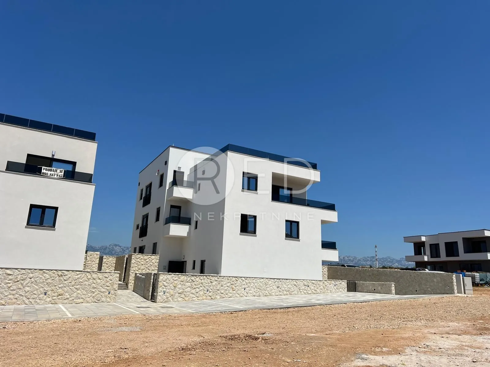 LUKSUZAN STAN S BAZENOM I PROSTRANIM VRTOM 300 M OD MORA, POVLJANA, PAG - cover