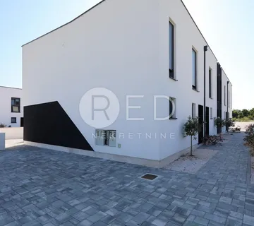 MODERNA KUĆA U NIZU S4 - POTPUNO OPREMLJENA, IDEALNA ZA ŽIVOT ILI ODMOR U PRIVLACI - cover