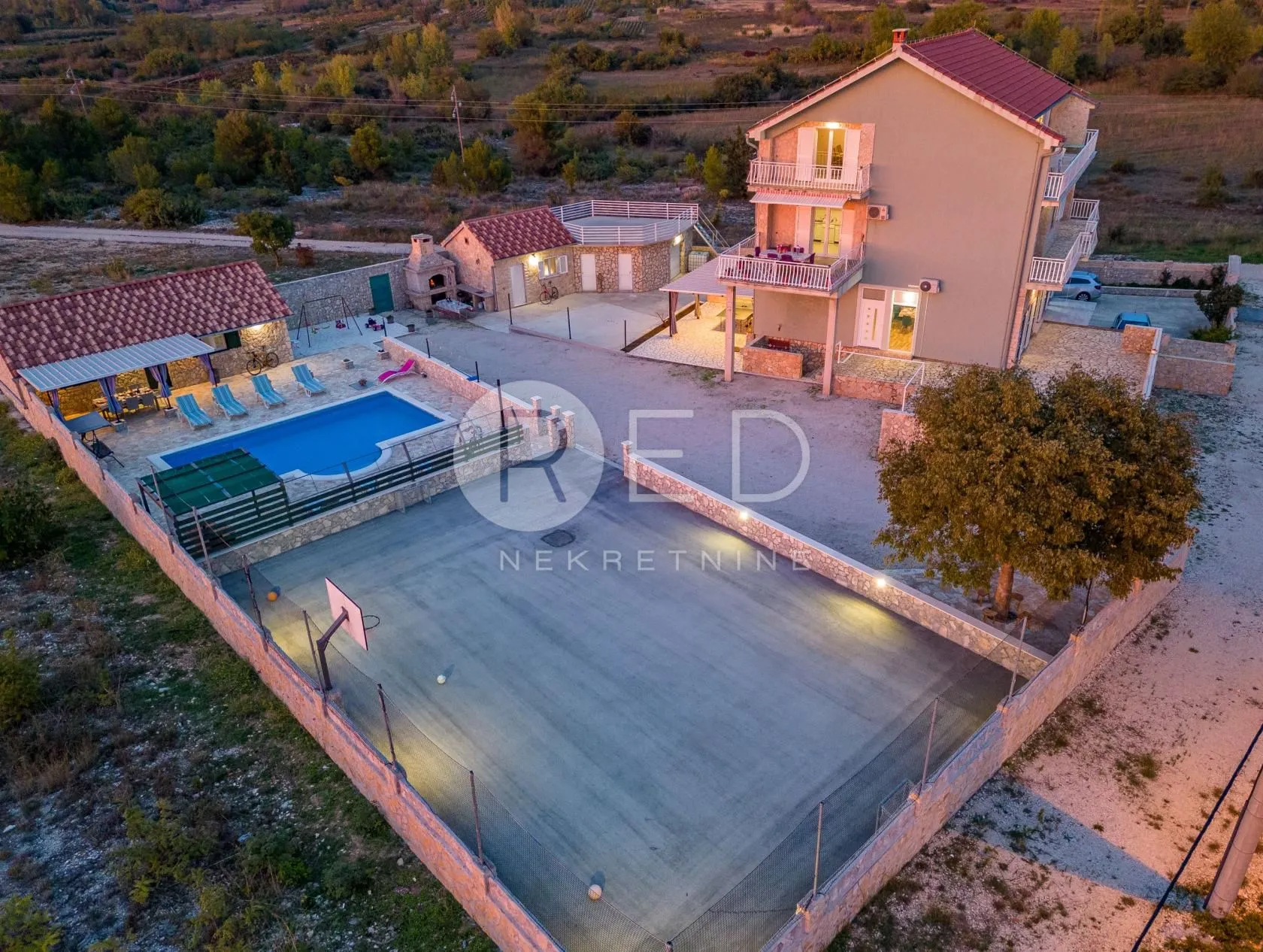 KUĆA SA ODMOR S BAZENOM I SVOJIM IGRALIŠTEM - cover