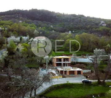 LOVRAN - DOBREĆ: EKSKLUZIVNA VILA U IZGRADNJI NA MIRNOJ I PRESTIŽNOJ LOKACIJI! - cover