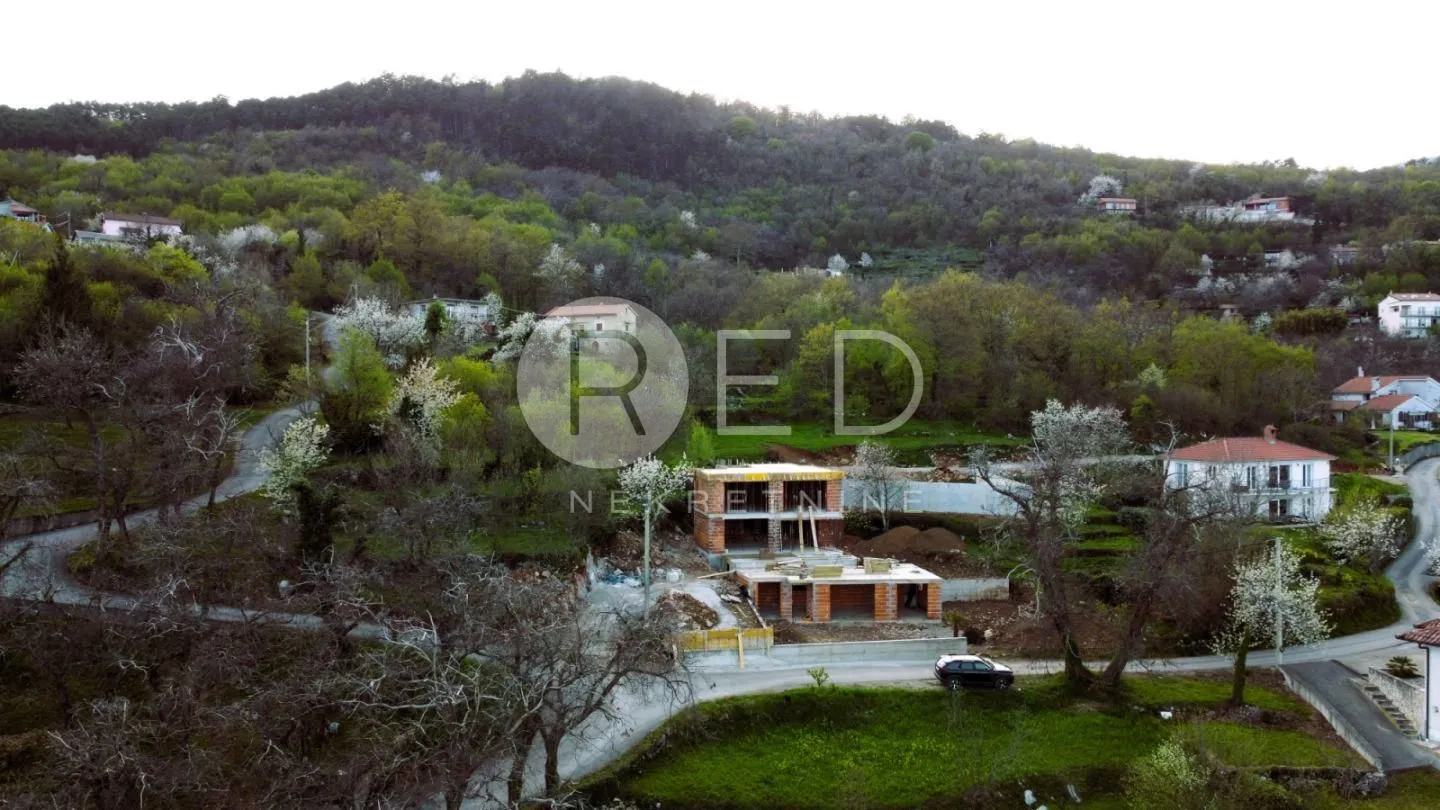 LOVRAN - DOBREĆ: EKSKLUZIVNA VILA U IZGRADNJI NA MIRNOJ I PRESTIŽNOJ LOKACIJI! - cover