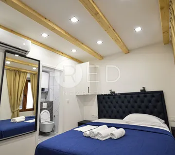 KUĆA U CENTRU ZADRA (POLUOTOK) - cover