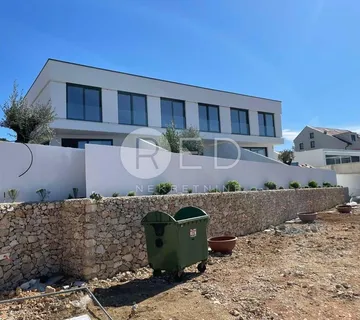 MANDRE STAN S BAZENOM U VILLI  - cover