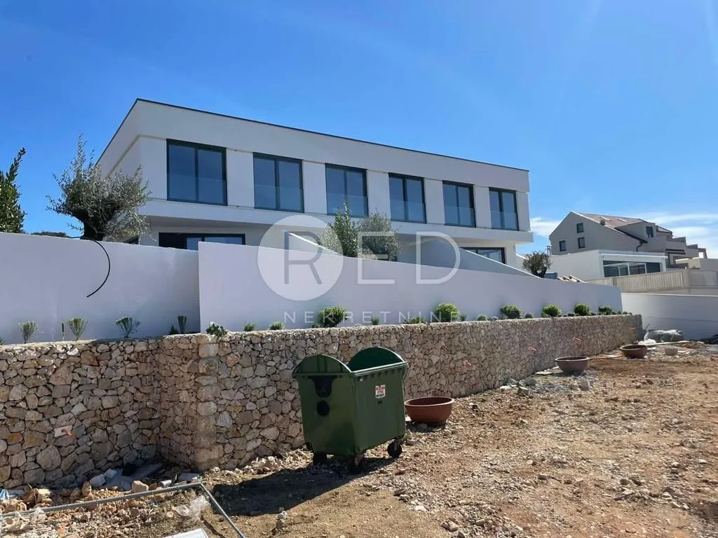 MANDRE STAN S BAZENOM U VILLI  - cover