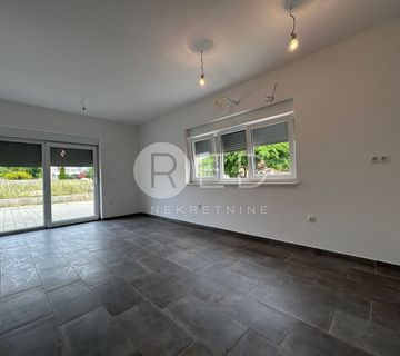 STAMBENA ZGRADA S 4 APARTMANA  - PRIVLAKA - cover