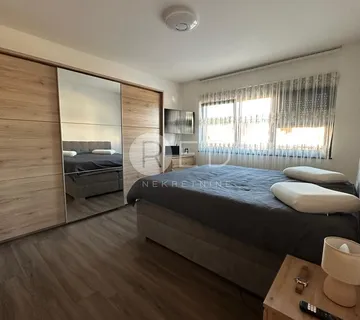 KUĆA S BAZENOM I TRI STAMBENE JEDINICE - NOVOGRADNJA U KAKMI, BIOGRAD N/M - cover