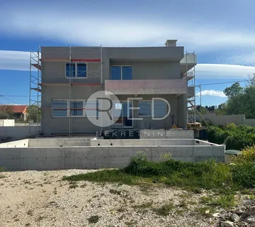 MURVICA KUĆA S BAZENOM U IZGRADNJI - cover