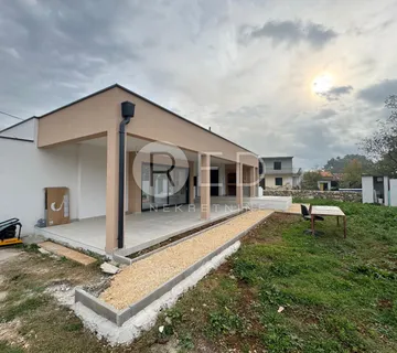 PRIZEMNICA S 3 SPAVAĆE SOBE I VELIKOM TERASOM, BRIŠEVO - ZADARSKA - cover