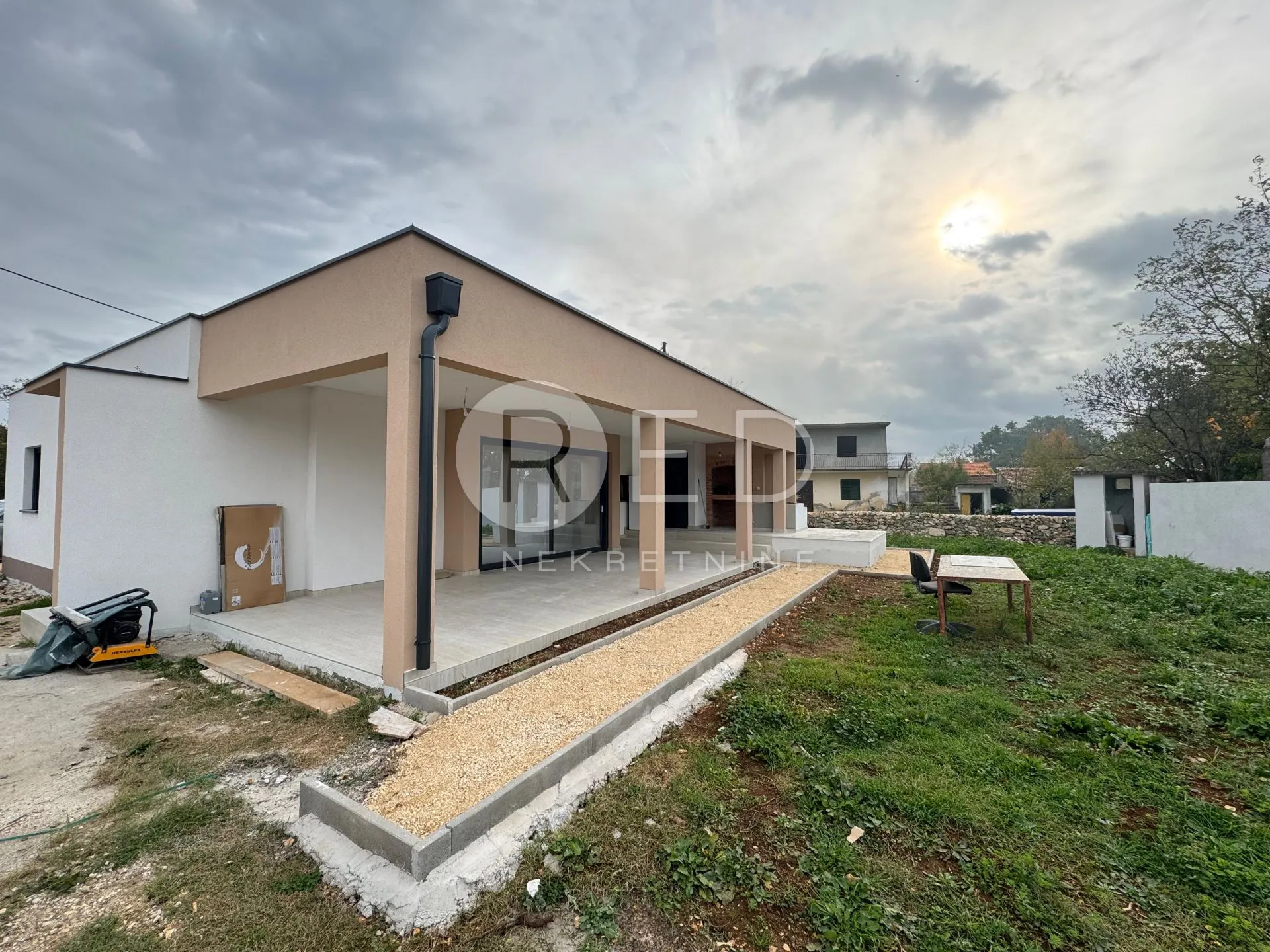 PRIZEMNICA S 3 SPAVAĆE SOBE I VELIKOM TERASOM, BRIŠEVO - ZADARSKA - cover