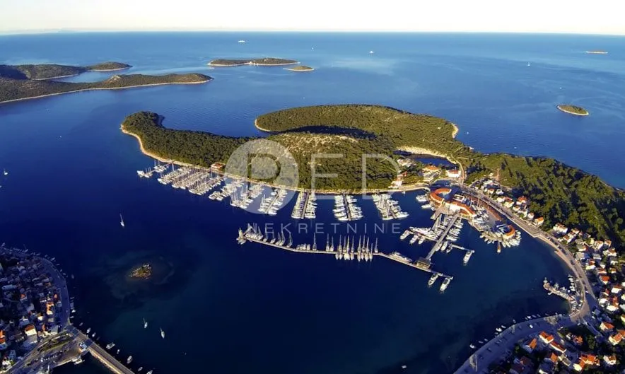 EKSKLUZIVNO ZEMLJIŠTE U ROGOZNICI PRVI RED DO MORA  - cover