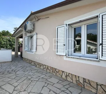OTOK KRK, OKOLICA DOBRINJA - SAMOSTOJEĆA KUĆA NA MIRNOJ LOKACIJI, 150 m2