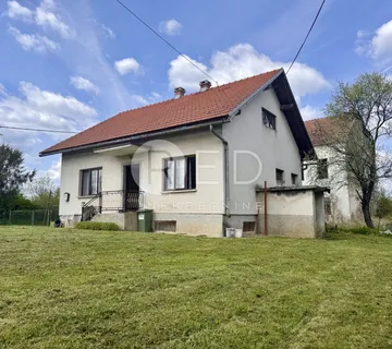 Kuća 100m2 i gospodarske zgrade 156m2, u okolici Pisarovine - Lijevo Sredičko, Pisarovina