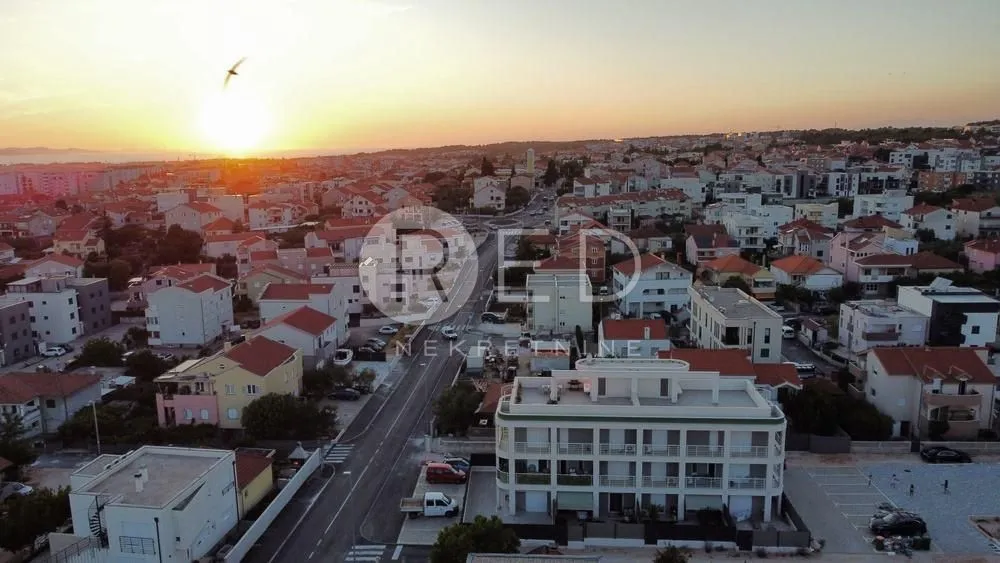 TROSOBAN STAN S KROVNOM TERASOM I POGLEDOM NA GRAD - cover