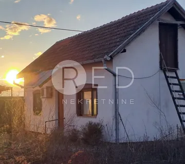 KRUŠEVICA KUĆA S POMOĆNOM ZGRADOM I DVORIŠTEM - cover