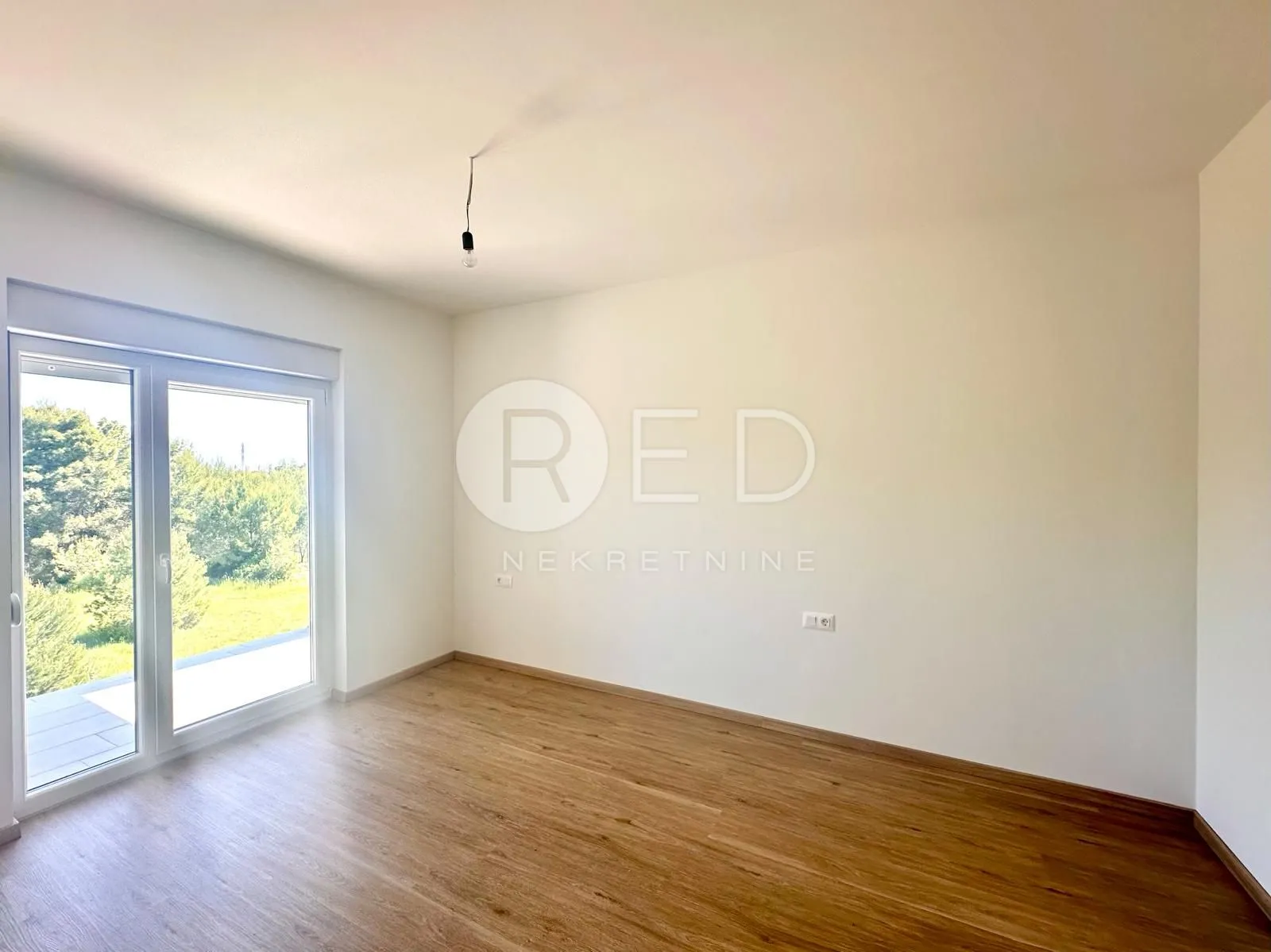 MODERAN DVOSOBNI APARTMAN U NOVOGRADNJI, OTOK VIR  - cover