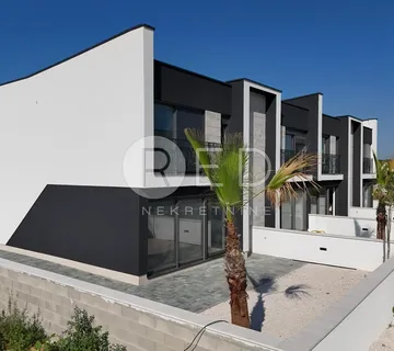 MODERNA KUĆA U NIZU S3 - POTPUNO OPREMLJENA, IDEALNA ZA ŽIVOT ILI ODMOR U PRIVLACI - cover