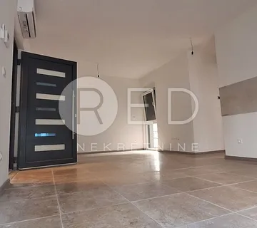 NOVOGRADNJA, TOP LOKACIJA NA MORU - cover