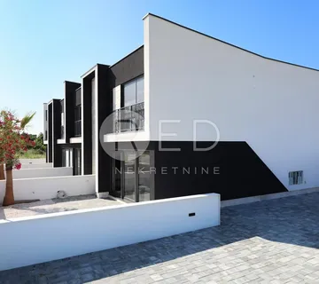 MODERNA KUĆA U NIZU S2 - POTPUNO OPREMLJENA, IDEALNA ZA ŽIVOT ILI ODMOR U PRIVLACI - cover