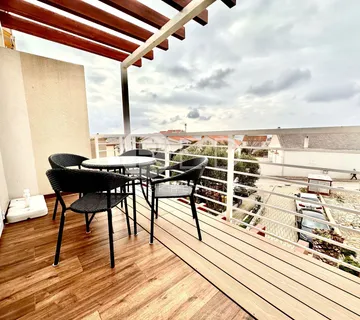 NOVALJA KUĆA S 4 APARTMANA - cover