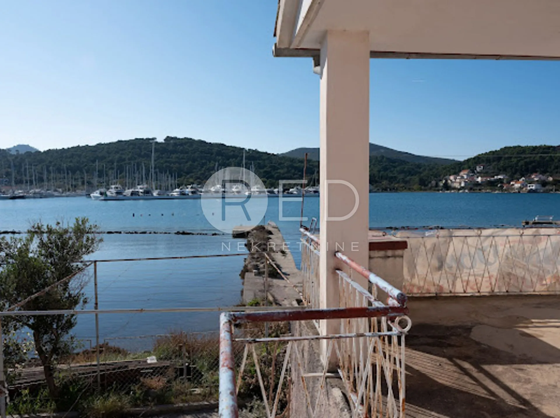 UGLJAN KUĆA S PROJEKTOM PRVI RED DO MORA UZ MARINU - cover