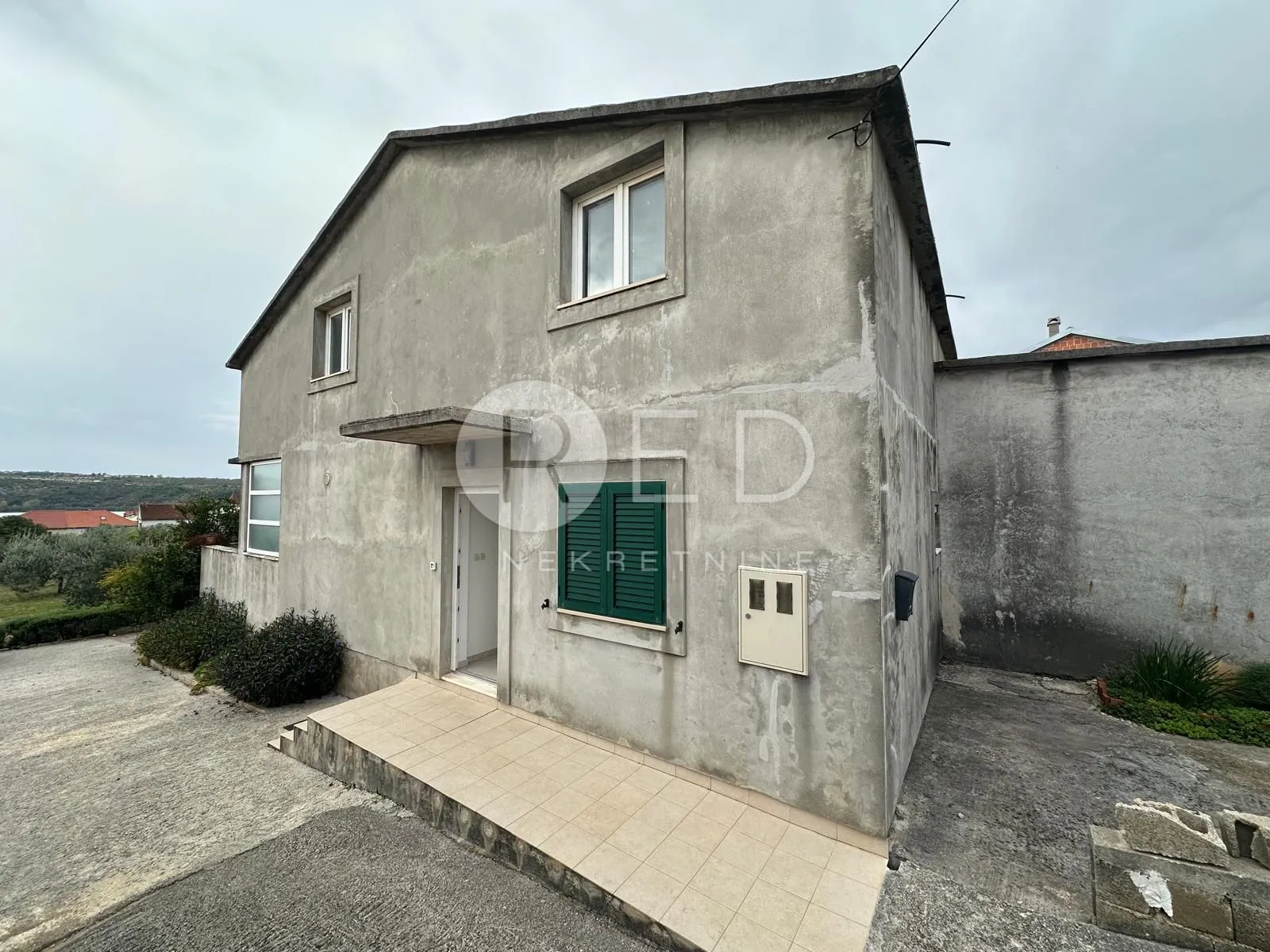 POSEDARJE, SAMOSTOJEĆA KUĆA S VELIKOM OKUĆNICOM NA MIRNOJ LOKACIJI - cover