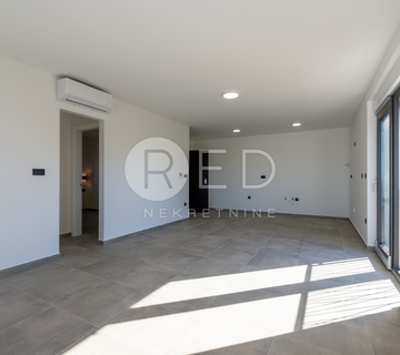 PENTHOUSE S KROVNOM TERASOM I BAZENOM 50M OD MORA! - cover