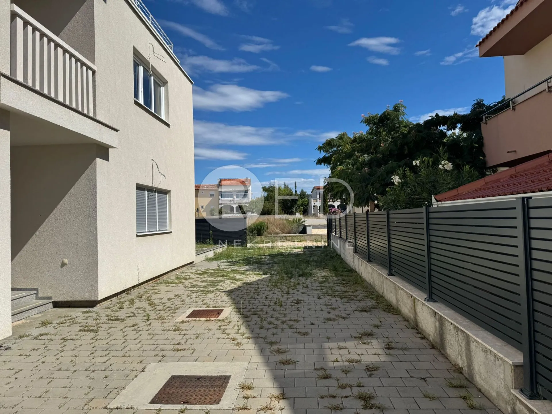  APARTMAN U BLIZINI MORA NA PRODAJU - PRIVLAKA - cover