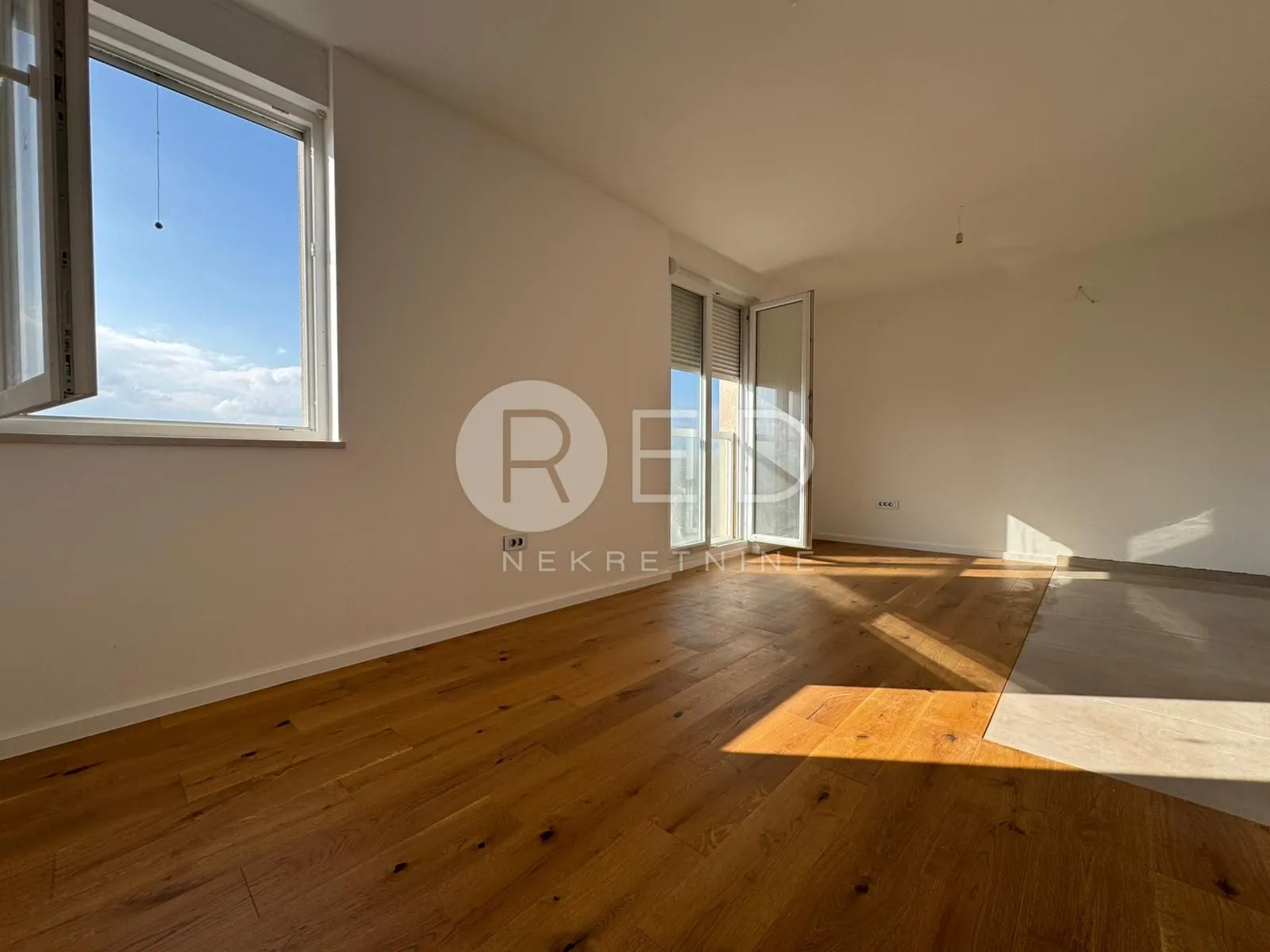 PREKRASAN DVOSOBAN STAN NA BRANIMIROVOJ OBALI - ZADAR - cover